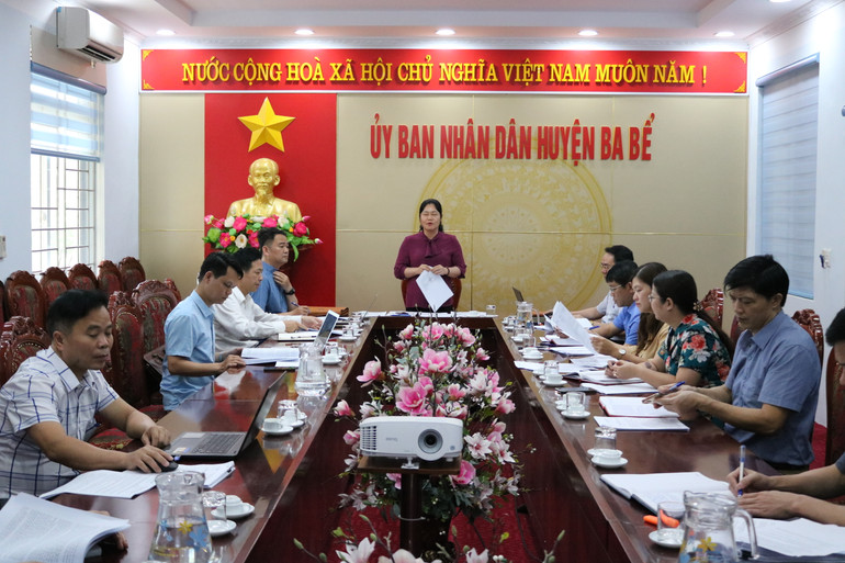 Đồng chí Hoàng Thu Trang, Phó Chủ tịch Thường trực HĐND tỉnh và đoàn giám sát làm việc với huyện Ba Bể.