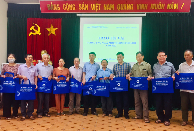 Sở Tài nguyên và Môi trường phối hợp cùng UBND phường Phùng Chí Kiên (TP. Bắc Kạn) trao túi vải thân thiện với môi trường cho đại diện 12 tổ dân phố của phường.