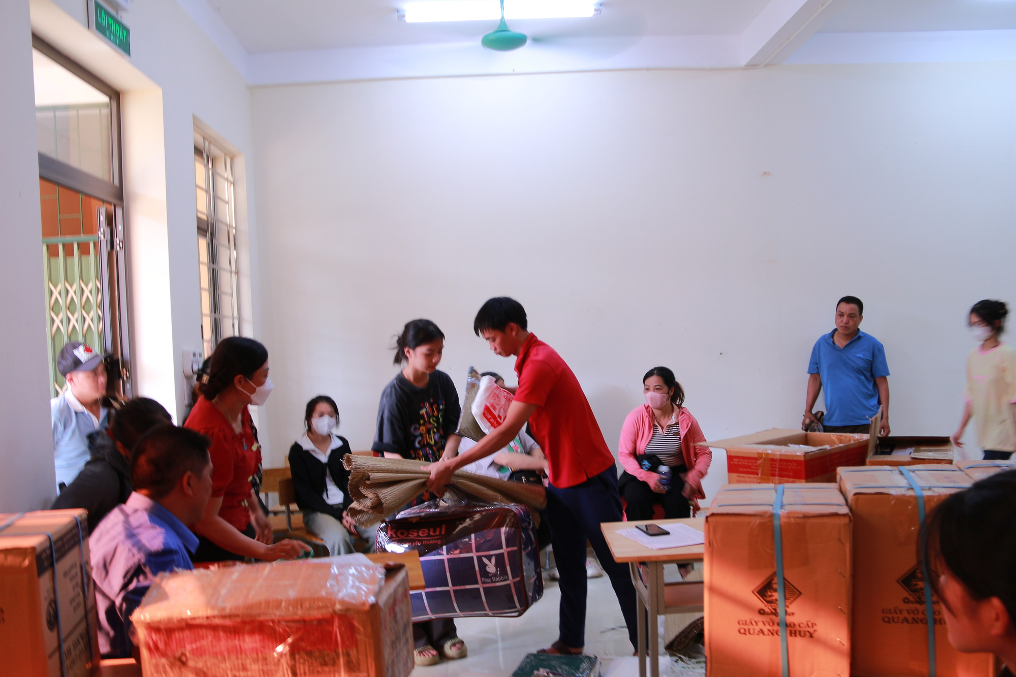 Nhà trường cấp đồ dùng sinh hoạt nội trú cho học sinh khối 10. IMG_1031.JPG