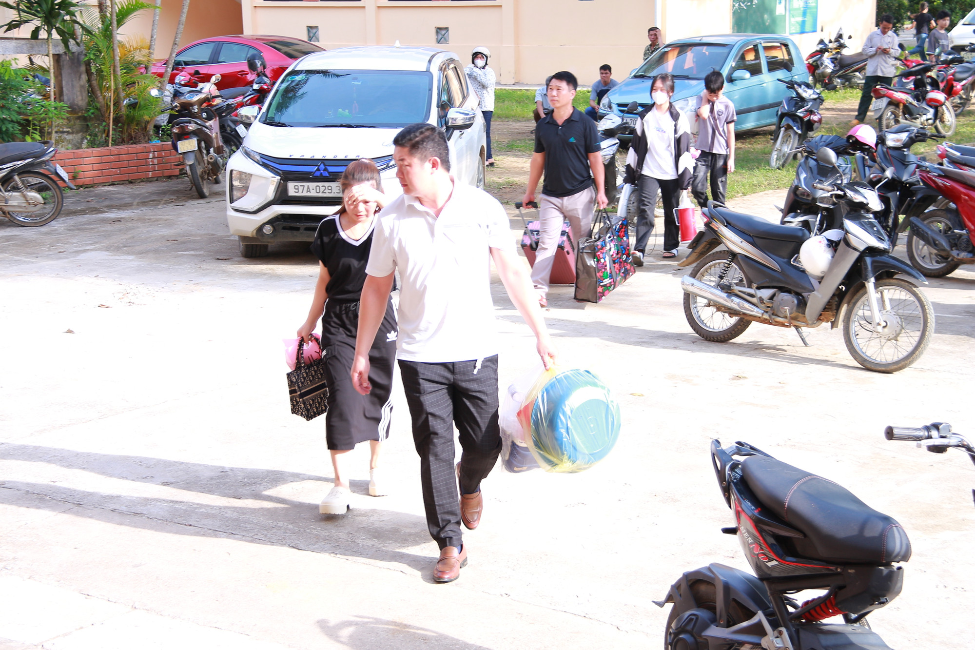 Các gia đình đưa con xuống trường nhập học. IMG_1023.JPG
