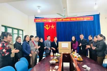 Đoàn đại biểu Quốc hội tặng quà tại huyện Chợ Đồn