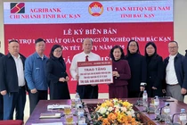 Đại diện Agribank Chi nhánh Bắc Kạn trao tài trợ cho Ủy ban MTTQ tỉnh tiếp nhận kinh phí hỗ trợ hộ nghèo đón tết.