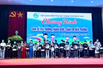 Trao học bổng “Chia sẻ yêu thương, nâng bước chân em đến trường”