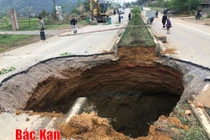 Xuất hiện hố sụt lún lớn giữa dải phân cách thuộc Quốc lộ 3B tại xã Kim Lư