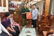 Đồng chí Bí thư Tỉnh ủy, thăm, tặng quà người có công tại TP. Bắc Kạn 