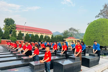 Tuổi trẻ Bắc Kạn thăm Mẹ Việt Nam anh hùng, thắp nến tri ân các anh hùng liệt sĩ