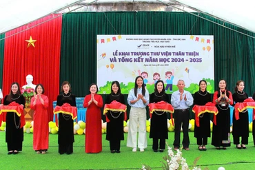 Hoa hậu H’Hen Niê trao tặng thư viện thân thiện cho học sinh Bắc Kạn