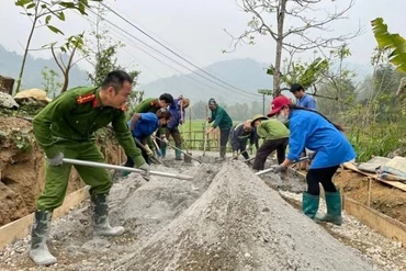 ĐVTN tham gia đổ đường bê tông.