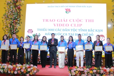 Trao giải Cuộc thi Video clip thiếu nhi các dân tộc tỉnh Bắc Kạn hát Quốc ca tại địa chỉ đỏ