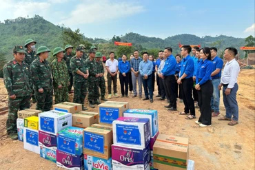 Tỉnh đoàn Bắc Kạn thăm, tặng quà cán bộ, chiến sĩ và lực lượng thi công tại khu tái định cư Tà Han