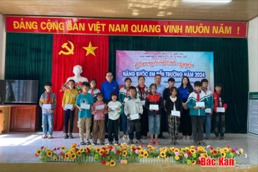 Chương trình tình nguyện “Nâng bước em đến trường"