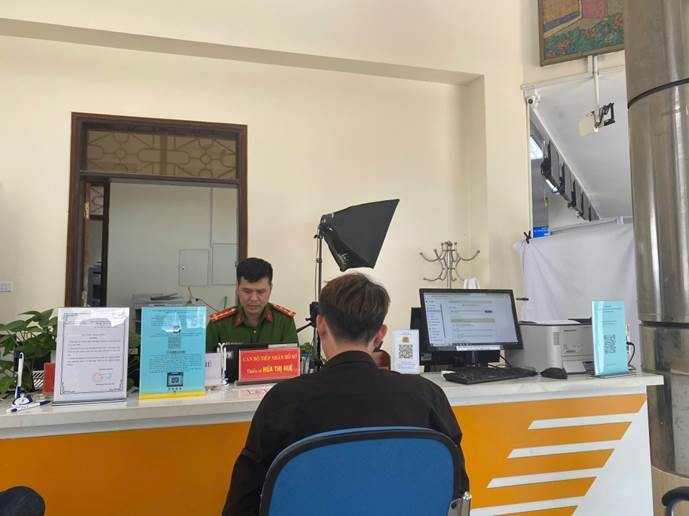 Người dân làm CCCD tại Trung tâm Phục vụ Hành chính công tỉnh. Người dân làm CCCD tại Trung tâm Phục vụ Hành chính công tỉnh.