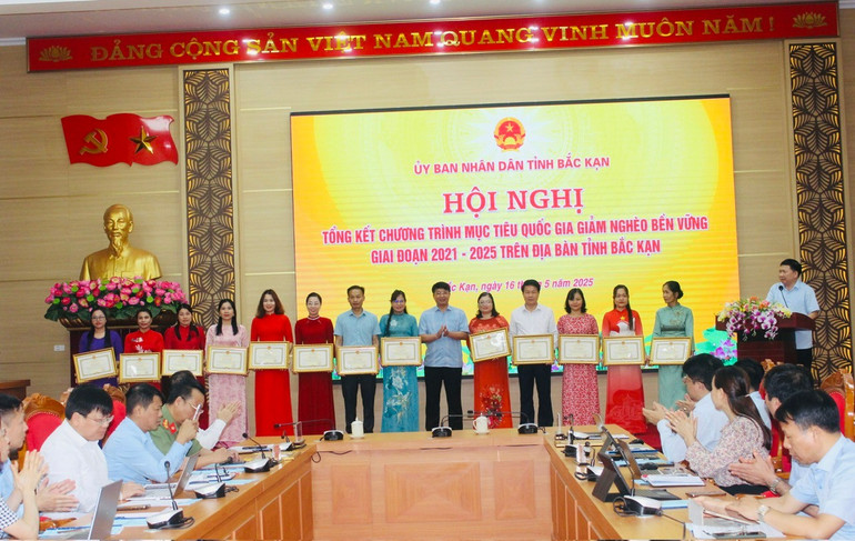 Đồng chí Nông Quang Nhất, Phó Chủ tịch UBND tỉnh trao Bằng khen cho các cá nhân có thành tích xuất sắc trong Phong trào thi đua “Bắc Kạn chung tay vì người nghèo – Không để ai bỏ lại phía sau” giai đoạn 2021 – 2025. z6606921398684-ffaba2e3ce2ad40c30f58e85673c0598.jpg