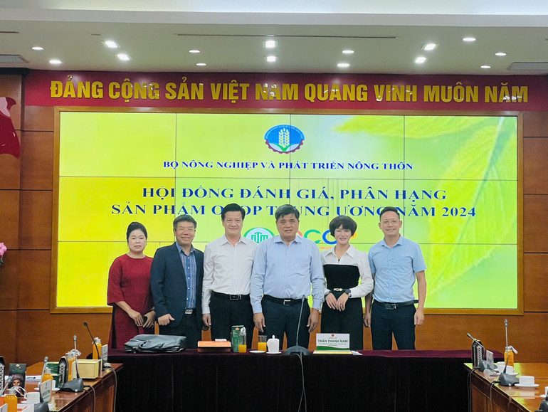 Bà Nguyễn Thị Lê, Phó Giám đốc Công ty CP Công nghệ dược liệu Bắc Hà (áo dài đỏ) chụp ảnh lưu niệm với Hội đồng đánh giá phân hạng sản phẩm OCOP Trung ương năm 2024. z6002243427522-38f1666d3305fffdb8f7c53d4d3ef841.jpg