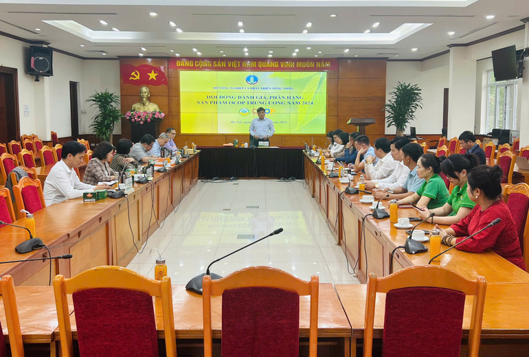 Toàn cảnh Hội đồng đánh giá phân hạng sản phẩm OCOP Trung ương năm 2024. z6002243427154-2487a1291c5a41c17f4afe9021adcad6.jpg