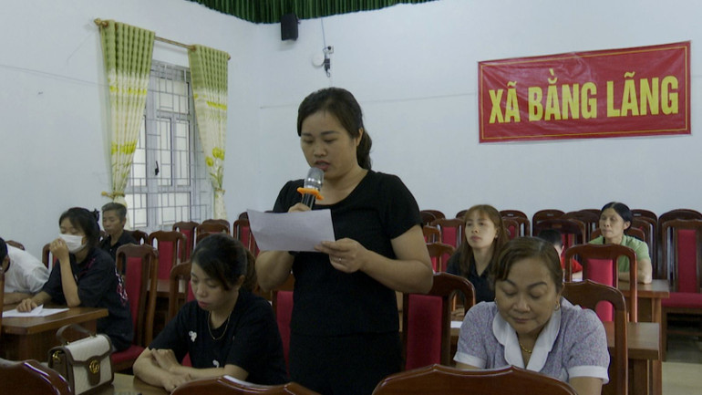 Hội viên phụ nữ xã Bằng Lãng (Chợ Đồn) tham gia phát biểu ý kiến. b10-anh-2.jpg