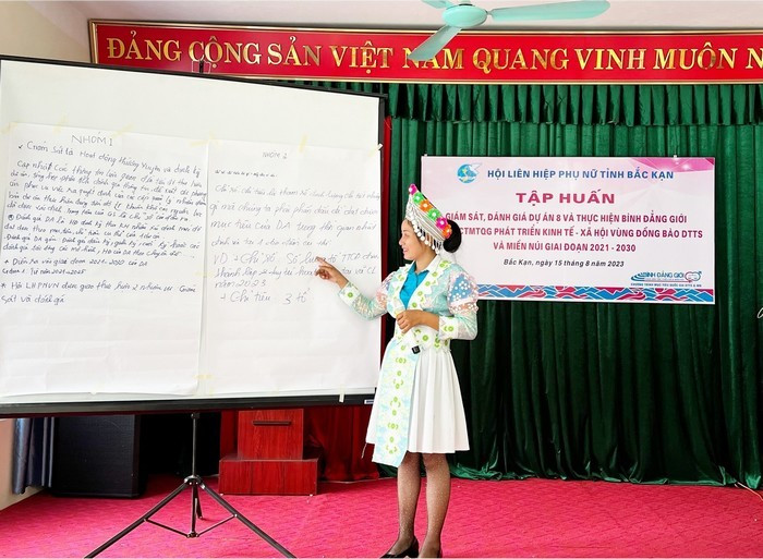 Đại biểu chia sẻ ý kiến tại Hội nghị tập huấn công tác giám sát thực hiện Dự án 8. b10-anh-3-1.jpg