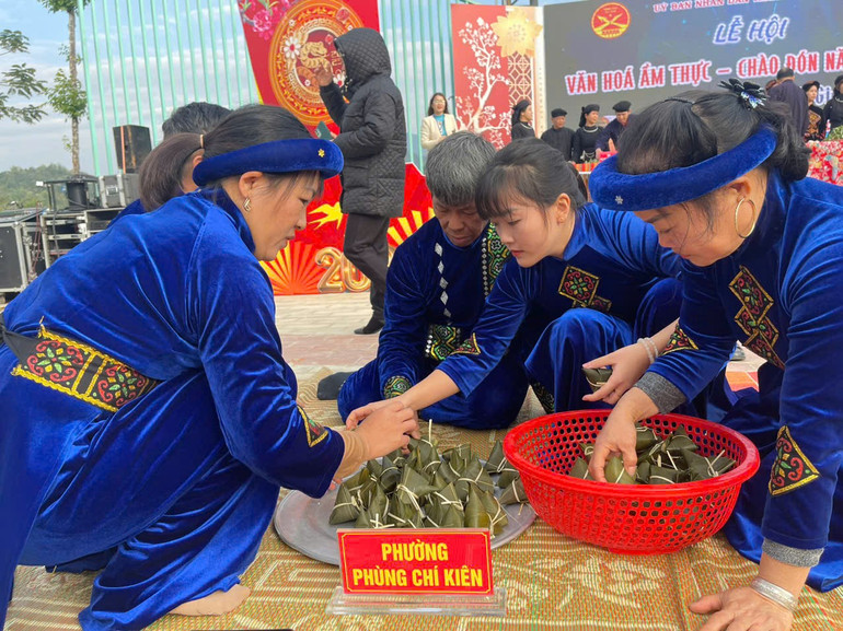 Đội thi của phường Phùng Chí Kiên đã thi xong phần gói bánh. z6173906520440-692f9b1d9714bd33d88bf99cc6184fab.jpg