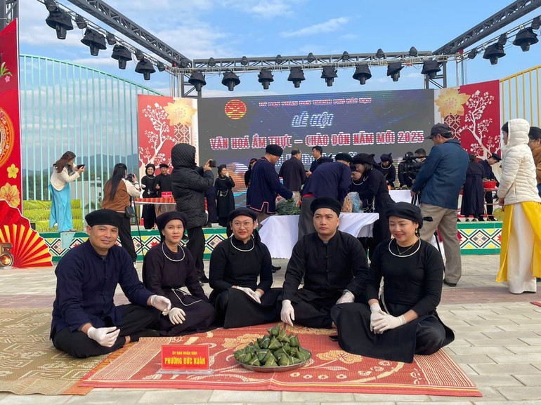Đội thi làm bánh gio của phường Đức Xuân (TP. Bắc Kạn). z6173906546778-d0d47a34468af8871168cbd68c35f520.jpg