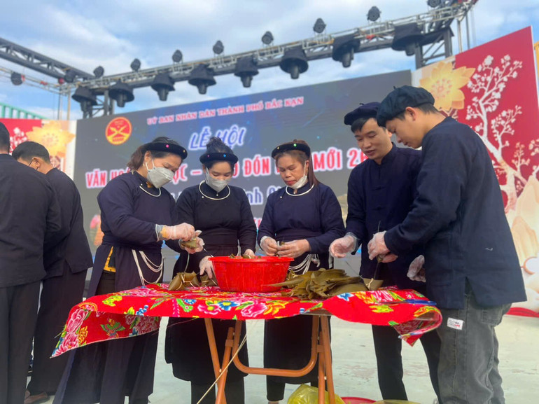 Đội thi xã Dương Quang (TP. Bắc Kạn) trong phần thi gói bánh gio. z6173909861123-6cb62a5833efc0656b1072bd95784c3f.jpg
