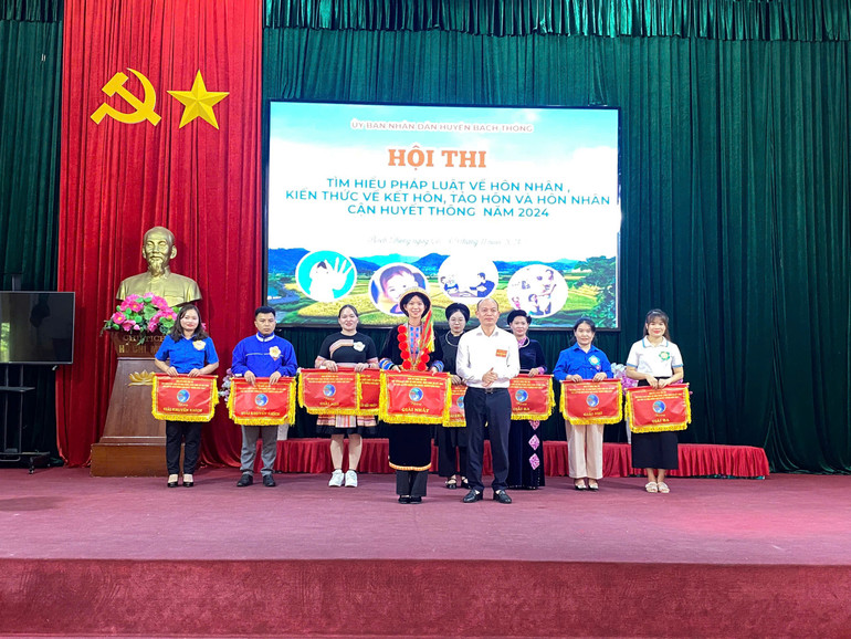 Ban Tổ chức trao giải Nhất cho Đội xã Cao Sơn (Bạch Thông). z6015105580184-090f94f93f3feb301bb6c66a06790d37.jpg