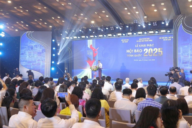 Scene of the opening ceremony of the National Press Festival 2025. hoi-bao-17503098046961980487468-1.jpg