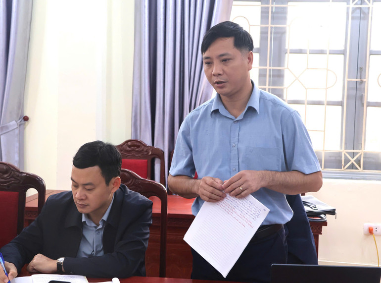 Đồng chí Hà Kim Oanh, Phó Bí thư Huyện ủy, Chủ tịch UBND huyện Bạch Thông trao đổi làm rõ một số nội dung tại phiên họp. z6096899274847-ccdb8d6691ae42d926643a3160203749.jpg