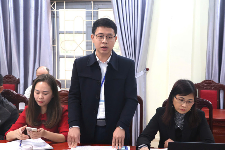 Lãnh đạo Phòng Giáo dục và Đào tạo huyện giải trình một số vấn đề liên quan đến ngành giáo dục thuộc thẩm quyền. z6096899264438-4f438f86d860769f09e95faa7dd0573a.jpg