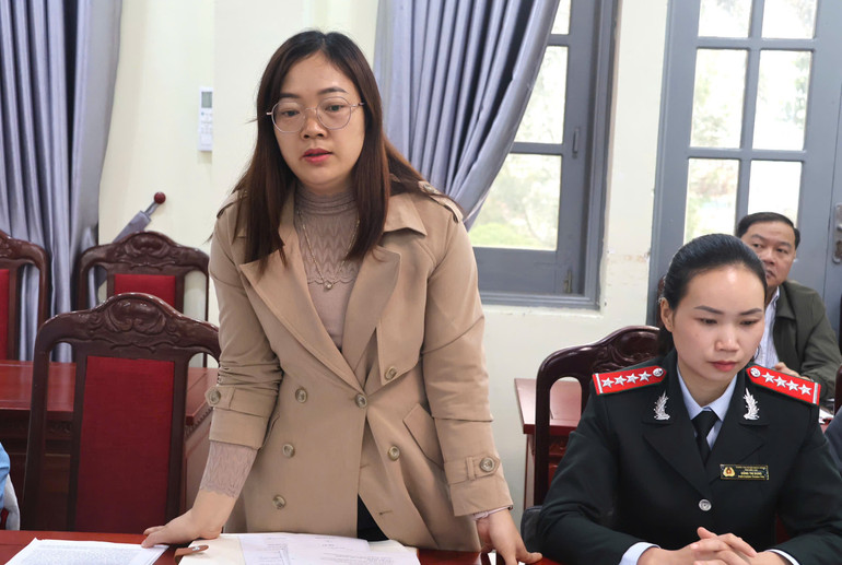 Đồng chí Nguyễn Thị Dâng, Phó Trưởng ban Kinh tế - Xã hội HĐND huyện nêu ý kiến đề nghị ngành chuyên môn làm rõ tại phiên giải trình. z6096899254492-0d4e12bf4be5419cdf47f83fe83bbd7c.jpg