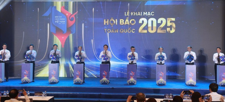 Delegates press the button to open the 2025 National Press Conference. anh-dai-dien-5334-7005.jpg