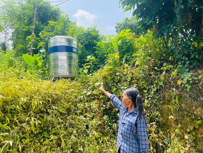 Gia đình bà Nguyễn Thị Khởi, tổ Khuổi Pái thuộc hộ nghèo được Chương trình MTQG hỗ trợ 01 téc nước năm 2023. z5723750690459_e446b8a6eebf57966a99c685899ec079.jpg