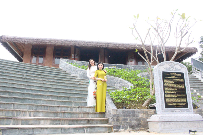 Du khách tham quan Trường dạy làm báo Huỳnh Thúc Kháng. (ảnh Bùi Khiêm). img-0626.jpg