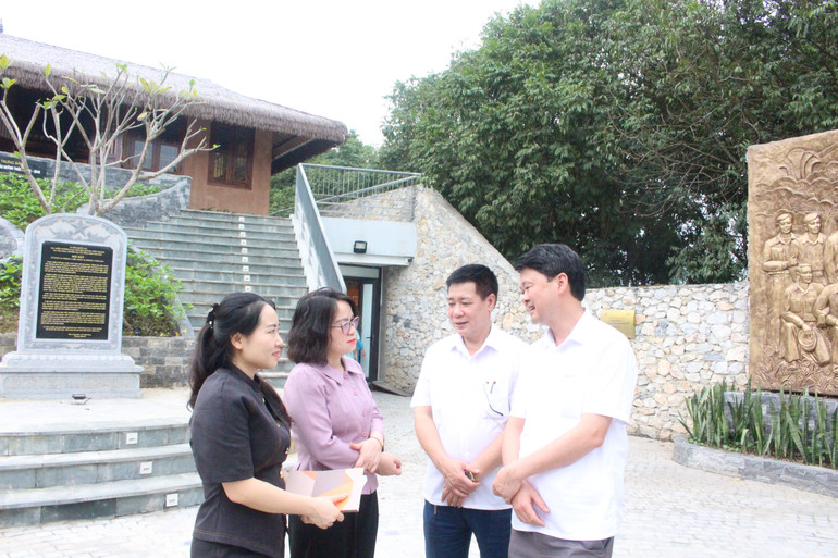 Lãnh đạo Báo Bắc Kạn và Báo Thái Nguyên trao đổi nghiệp vụ tại Di tích Trường dạy làm báo Huỳnh Thúc Kháng. (ảnh Bùi Khiêm). img-0662.jpg