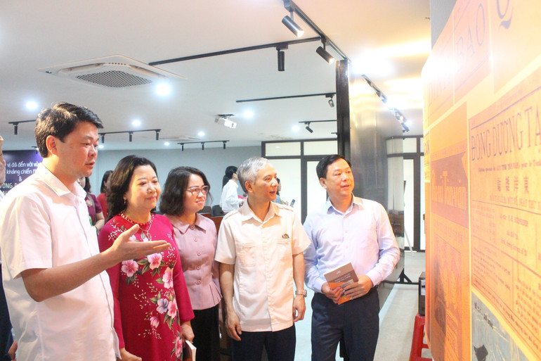 Nhà báo Nguyễn Ngọc Sơn, Phó Chủ tịch Hội Nhà báo tỉnh Thái Nguyên, Tổng Biên tập Báo Thái Nguyên (áo trắng đứng đầu tiên từ trái sang phải) giới thiệu với các đại biểu tham quan về Trường dạy làm báo Huỳnh Thúc Kháng. (ảnh Bùi Khiêm). img-0576.jpg