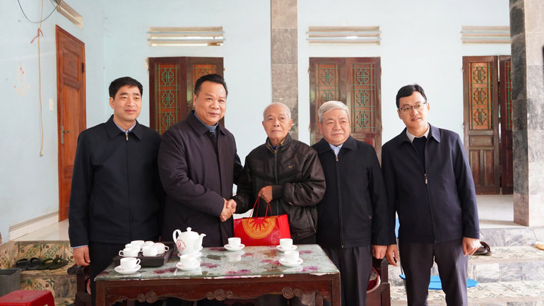 Đoàn công tác đã đến thăm và tặng quà Anh hùng lực lượng vũ trang nhân dân Nguyễn Văn Tấn, trú tại thôn Khuổi Thiêu, xã Quân Hà (Bạch Thông). z6134892138620-d852b5b5d806522ccba2a563e49c007f.jpg