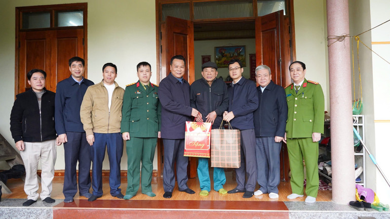 Đoàn công tác đến thăm và tặng quà ông Phùng Hoàng Bộ, người hoạt động kháng chiến bị nhiễm chất độc hóa học. z6134892138625-3e428a12f19ffc934d7389884e5a9c97.jpg