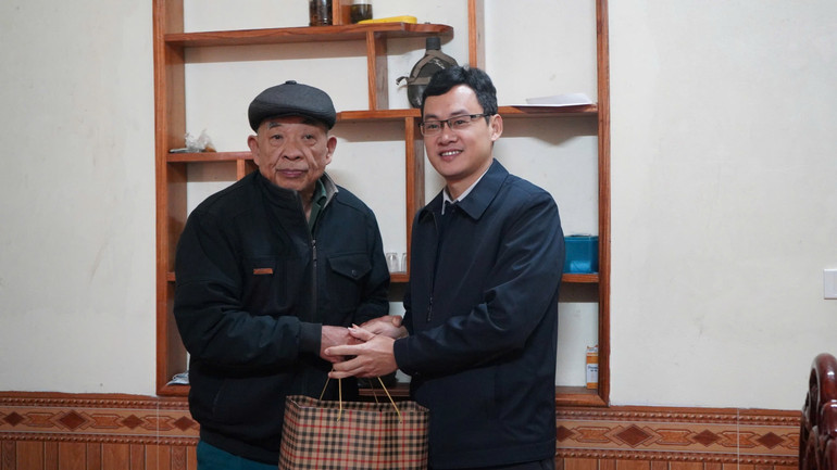 Ông Hà Ngọc Việt, Phó Chủ tịch UBND huyện Bạch Thông tặng quà cho ông Phùng Hoàng Bộ, người hoạt động kháng chiến bị nhiễm chất độc hóa học. z6134892138624-8fc57b1ae27049505143e626d46c7132.jpg