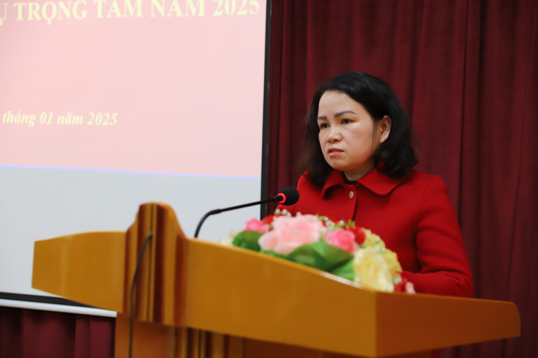 Đồng chí Hà Thị Ngần, Tổng Biên tập Báo Bắc Kạn phát biểu tại Hội nghị. img-1612.jpg