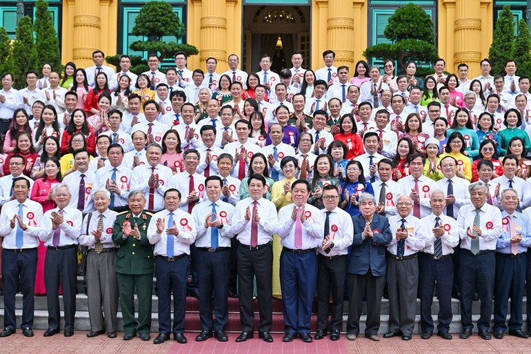 Chủ tịch nước Lương Cường chụp ảnh lưu niệm với người làm báo, các nhà báo tiêu biểu tại buổi gặp mặt, tuyên dương. img-6423.jpg