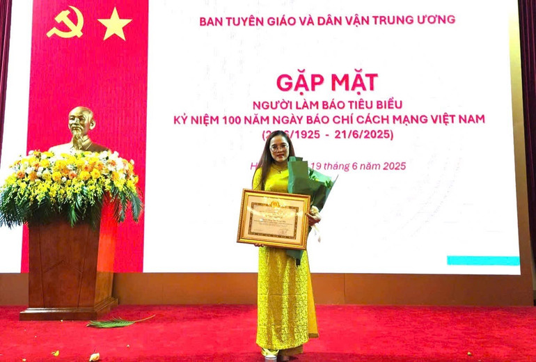 Nhà báo tiêu biểu Đặng Thị Thanh Mai, phóng viên Phòng Biên tập, Đài Phát thanh - Truyền hình tỉnh Bắc Kạn, được Ban Tuyên giáo và Trung ương tặng Bằng khen. img-6418.jpg