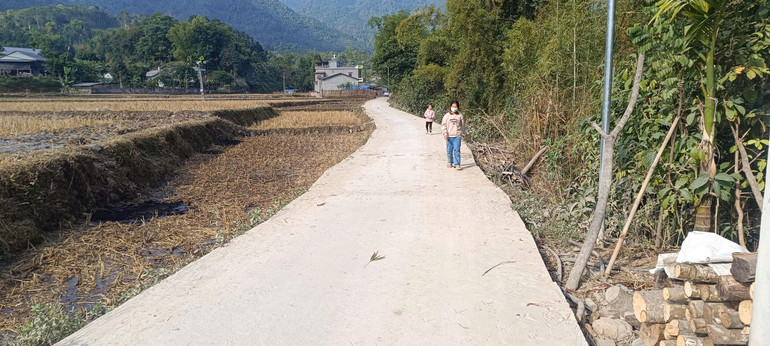 Con đường bê tông khang trang của thôn Cao Lộc, xã Lục Bình (Bạch Thông). z6179081370270-d89cfdd36c025496b2bfd30a1337d51a.jpg
