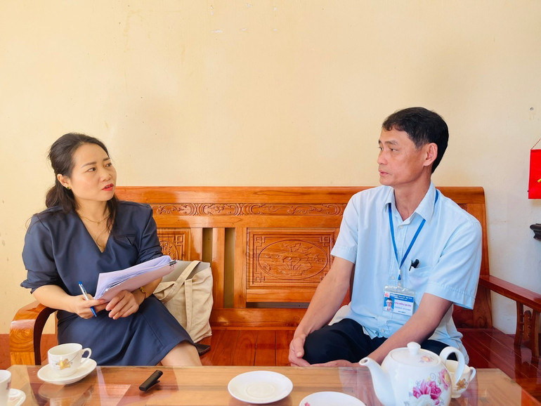 Đồng chí Hoàng Chung Thảo, Phó Tổng biên tập Báo Bắc Kạn trao đổi với Bí thư xã Bằng Vân (Ngân Sơn). z6068901914523-5735aa0b70af891342a27c42cdca8994.jpg