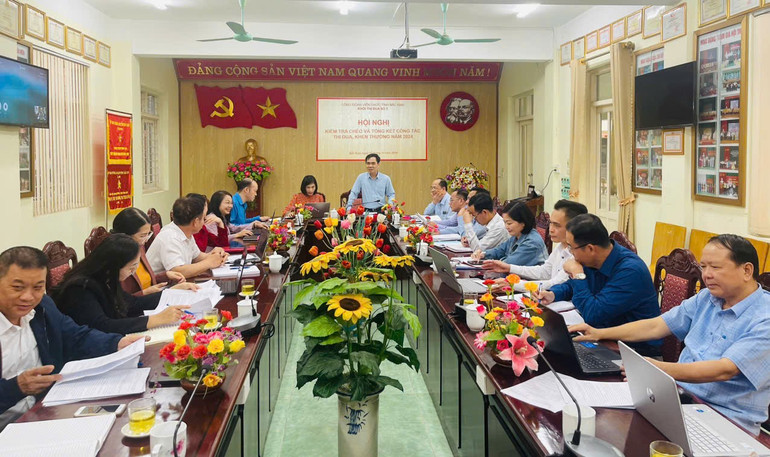 Dự Hội nghị có sự tham dự của đại diện lãnh đạo công đoàn các đơn vị trong Khối thi đua số 1. z6067490796524-9b332da6d450beec835e0647df6d028f.jpg