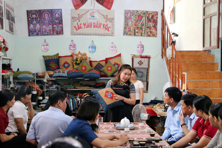 Bà Lý Thị Quyên, Giám đốc HTX Thiên An giới thiệu sản phẩm và chia sẻ kinh nghiệm thực hiện chuyển đổi số trong quảng bá, tiêu thụ sản phẩm OCOP với đoàn đại biểu của tỉnh, huyện Bạch Thông đến tham quan. thien-an-2d420403b27a.jpg