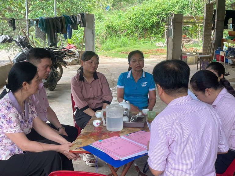 គណៈប្រតិភូបានត្រួតពិនិត្យផ្ទះខ្ចីដើមទុននៅឃុំ Nguyen Phuc (Bach Thong)។ z6625462119295-8232db794b993a56d9846991694124f3.jpg