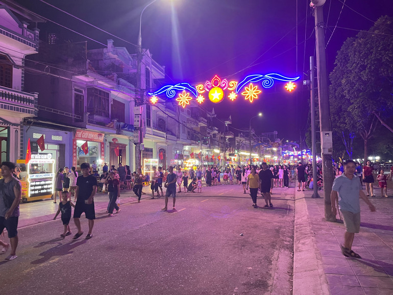 Tuyến phố đi bộ Sông Cầu sau những ngày khai trương. IMG_2293.JPG