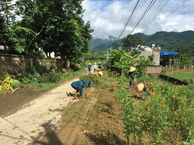 Bà con nhân dân thôn Quyết Thắng, xã Tân Tú (Bạch Thông) đang tổng vệ sinh đường làng, ngõ xóm. z6011912019744-3e22d5eb07548ef372b86915560ed36c.jpg