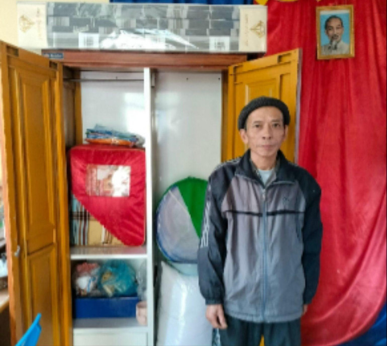 Ông Đàm Văn Trung, Bí thư Chi bộ thôn Cây Thị, xã Mỹ Thanh, huyện Bạch Thông cùng một số vật dụng hỗ trợ nạn nhân khi bị BLGĐ. Ông Đàm V Trung.jpg
