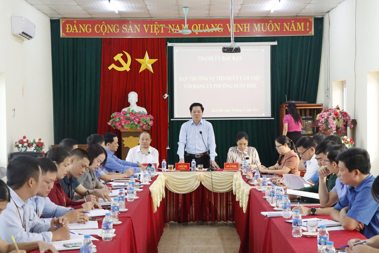 Đồng chí Lê Dược Trung, Ủy viên Ban Thường vụ Tỉnh ủy, Bí thư Thành ủy chủ trì buổi làm việc. z6047137688465-e8e136863c51c11ed22282c3b1d62eb7.jpg