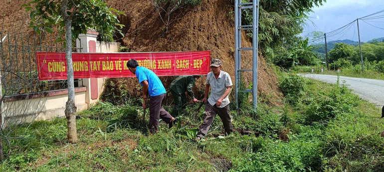 Người dân thôn Cao Lộc, xã Lục Bình (Bạch Thông) vệ sinh cảnh quan môi trường. z6194150224039-fd6ae92bb63af6fec23587f362a61bcf.jpg